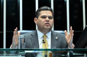 Alcolumbre evita compromisso com empresários sobre PEC 6x1