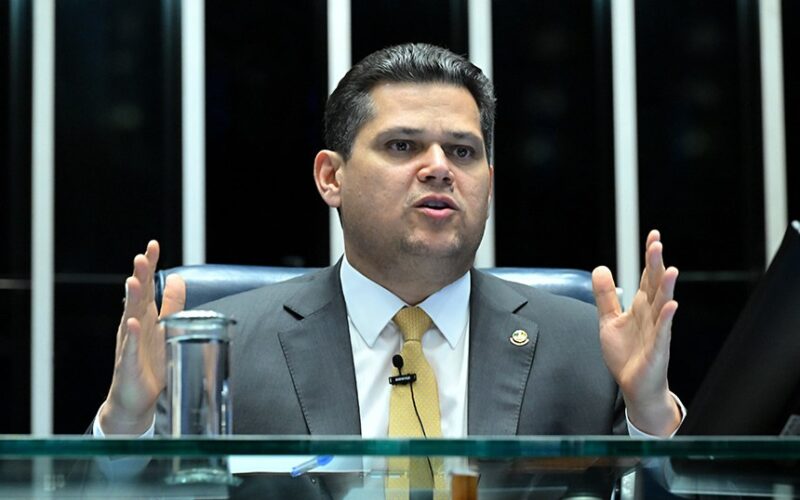 Alcolumbre evita compromisso com empresários sobre PEC 6x1