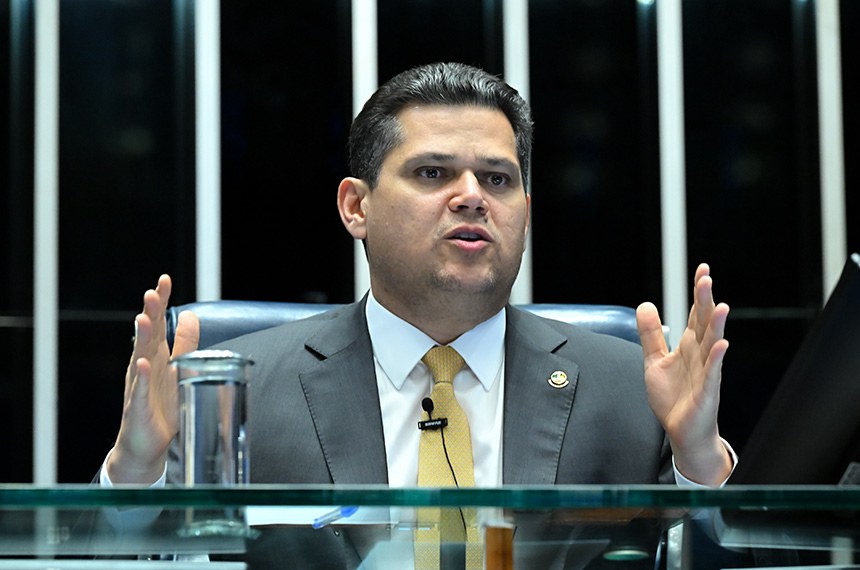 Alcolumbre evita compromisso com empresários sobre PEC 6x1