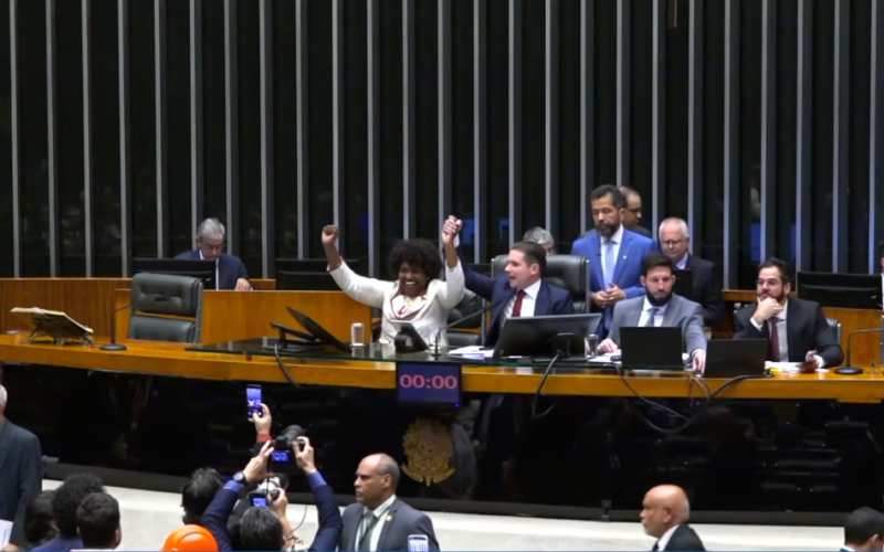 Câmara aprova fim da escala 6x1; PEC vai ao Senado