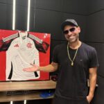 Camisa do Flamengo autografada é rifada por projeto social