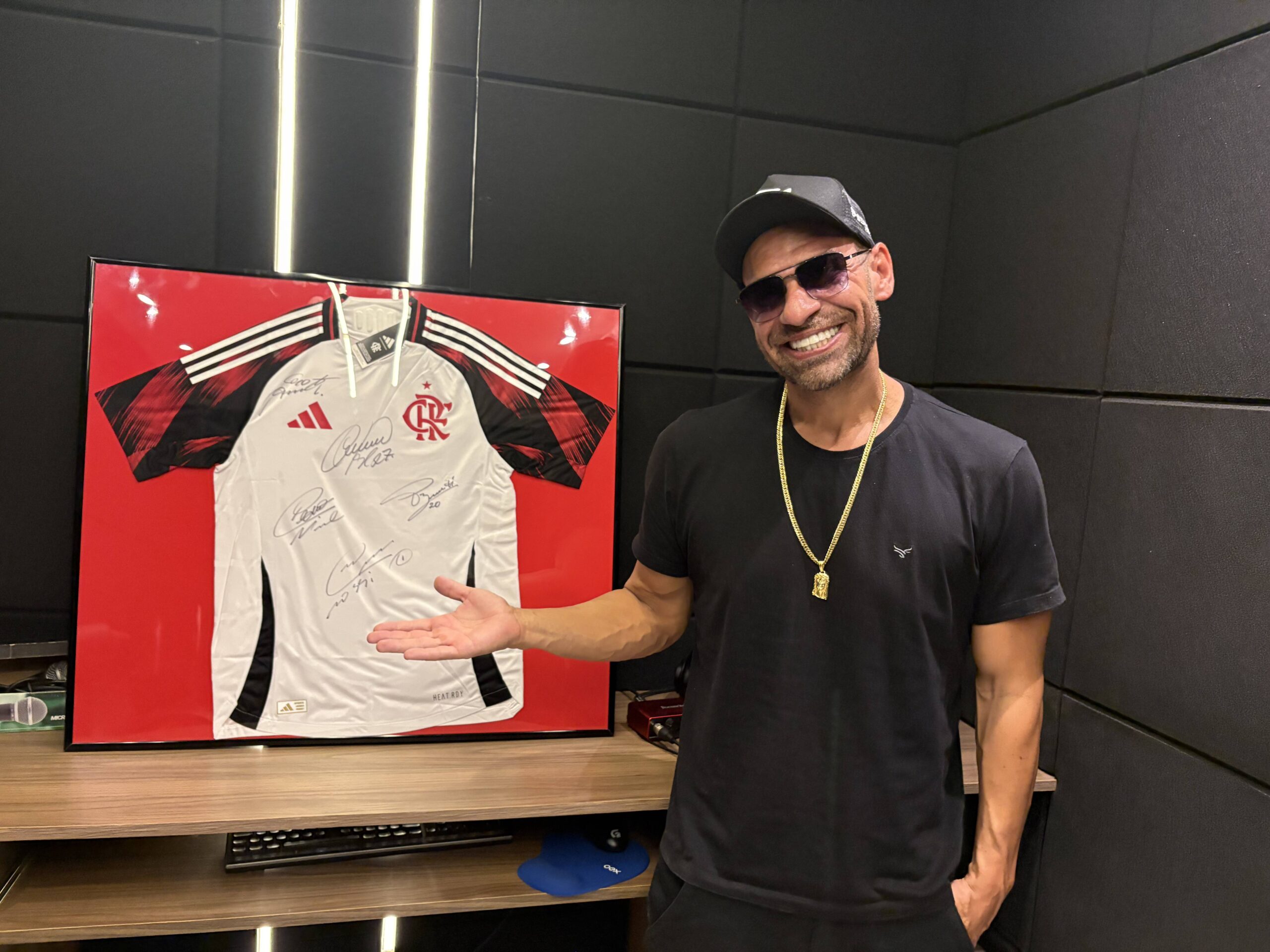 Camisa do Flamengo autografada é rifada por projeto social