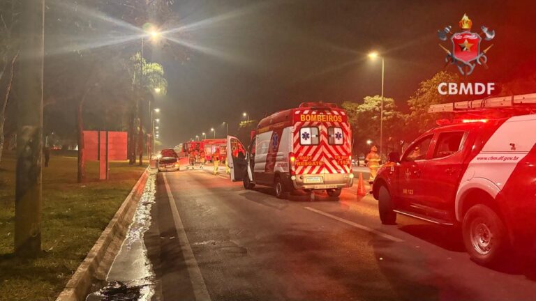 Fiat Punto pega fogo no Eixão Sul; trânsito é desviado