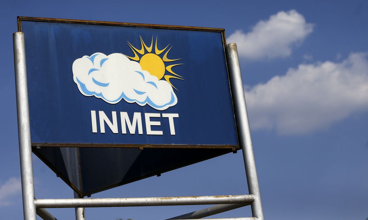 Fim de semana chuvoso e temporais no Sul, alerta Inmet