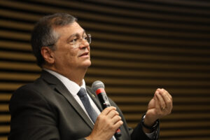 Flávio Dino critica autocontenção e defende STF