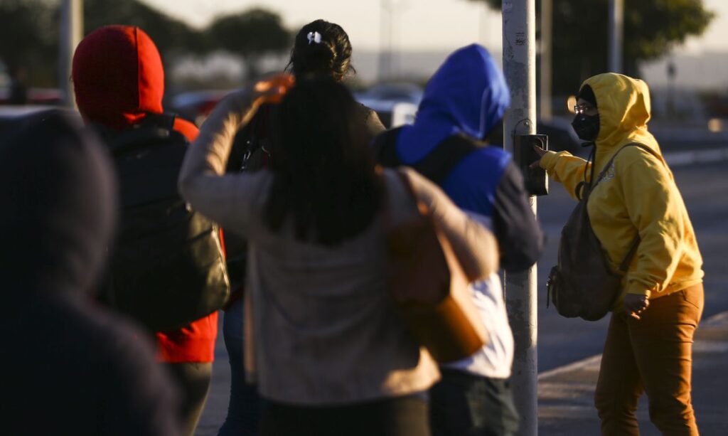 Frente fria avança e provoca temporais em várias regiões do Brasil