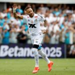 Neymar marca na Vila, Santos vence e sai do Z4