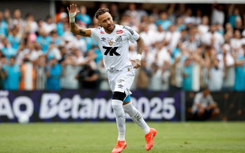 Neymar marca na Vila, Santos vence e sai do Z4