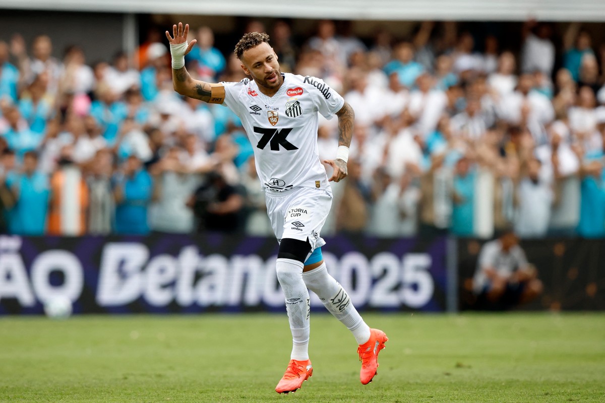 Neymar marca na Vila, Santos vence e sai do Z4