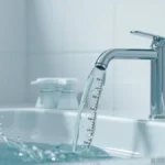 Como Desentupir Vaso Sanitário Jogando Balde de Água com Força