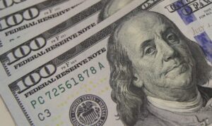 Dólar cai com alta do petróleo e real se destaca