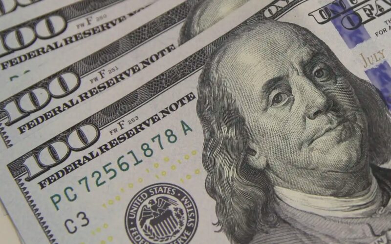 Dólar cai com alta do petróleo e real se destaca