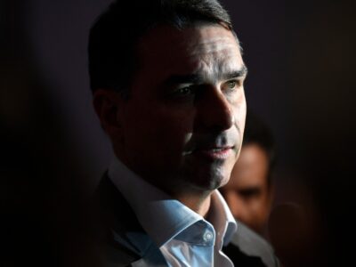 Flávio Bolsonaro quer base para mudar Constituição e reduzir ministérios