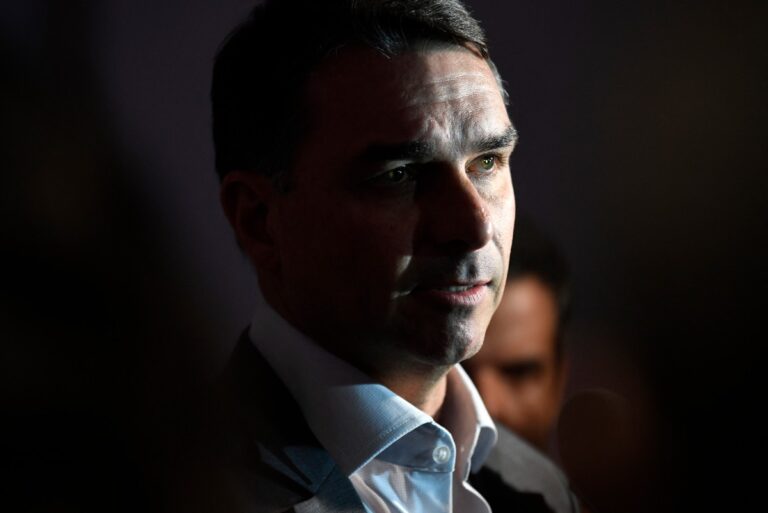 Flávio Bolsonaro quer base para mudar Constituição e reduzir ministérios