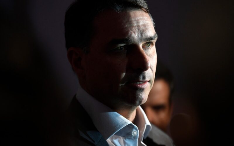 Flávio Bolsonaro quer base para mudar Constituição e reduzir ministérios