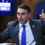 Flávio Bolsonaro vê perseguição estatal em operação contra produtora de filme