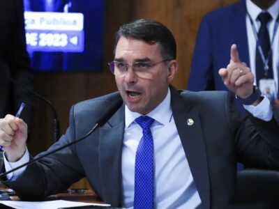 Flávio Bolsonaro vê perseguição estatal em operação contra produtora de filme