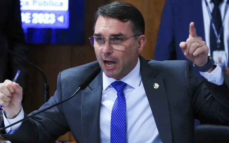 Flávio Bolsonaro vê perseguição estatal em operação contra produtora de filme