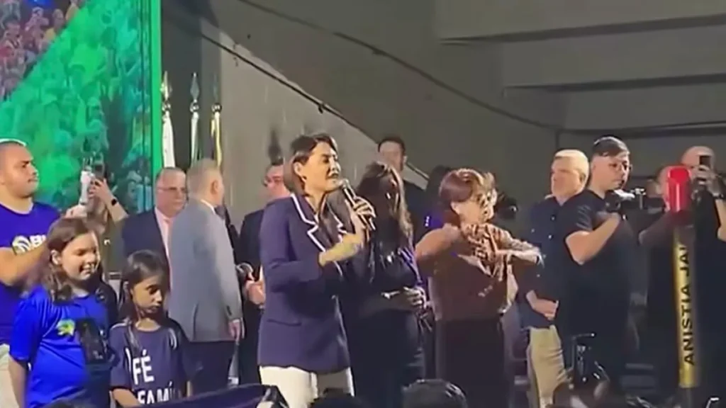 Michelle defende Bia Kicis, mas evita falar de própria candidatura