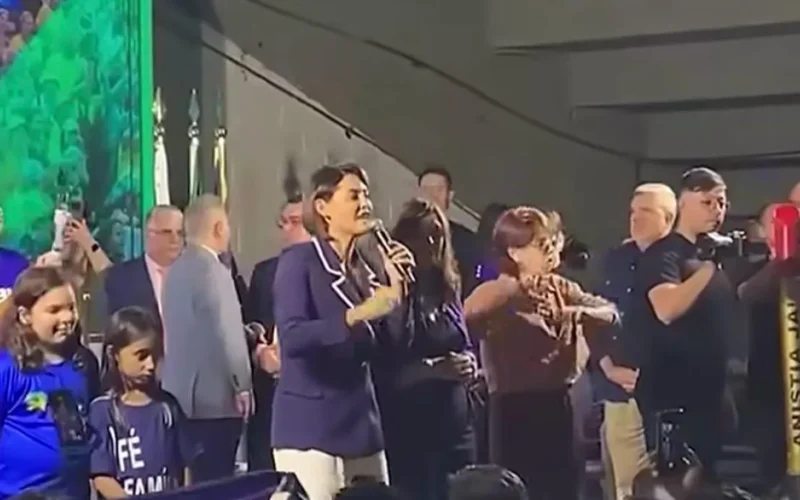 Michelle defende Bia Kicis, mas evita falar de própria candidatura