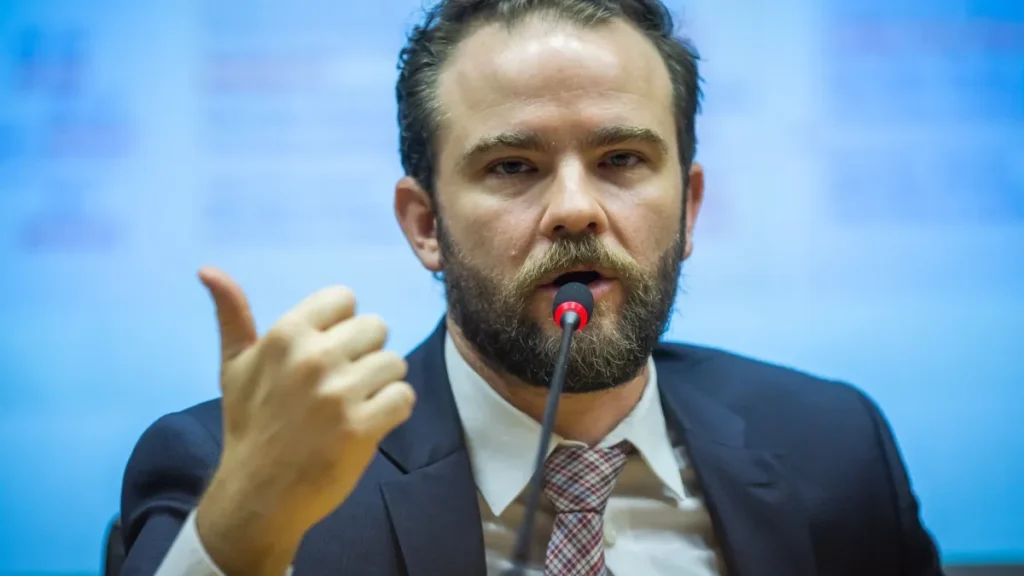 Desenrola para adimplentes será anunciado até o fim do mês, diz ministro
