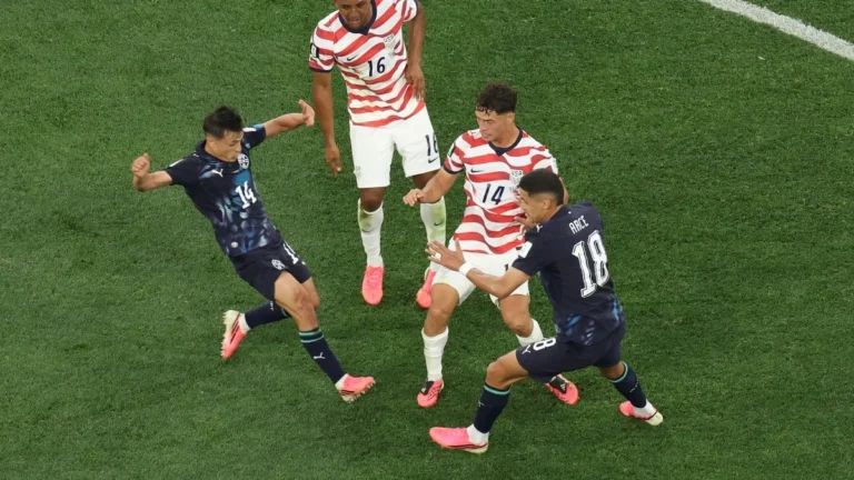 EUA atropela Paraguai por 4 a 1 na estreia da Copa