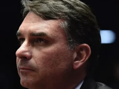 Flávio admite erro na relação de Bolsonaro com a imprensa