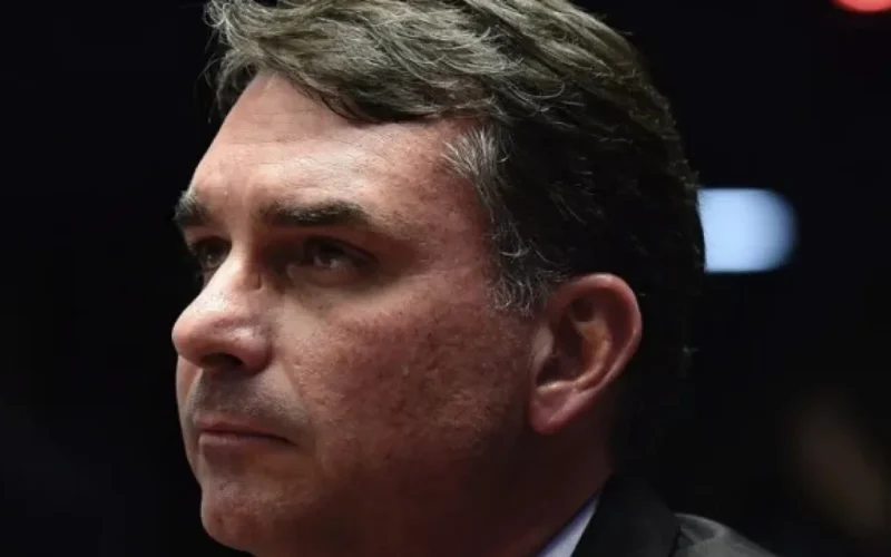 Flávio admite erro na relação de Bolsonaro com a imprensa