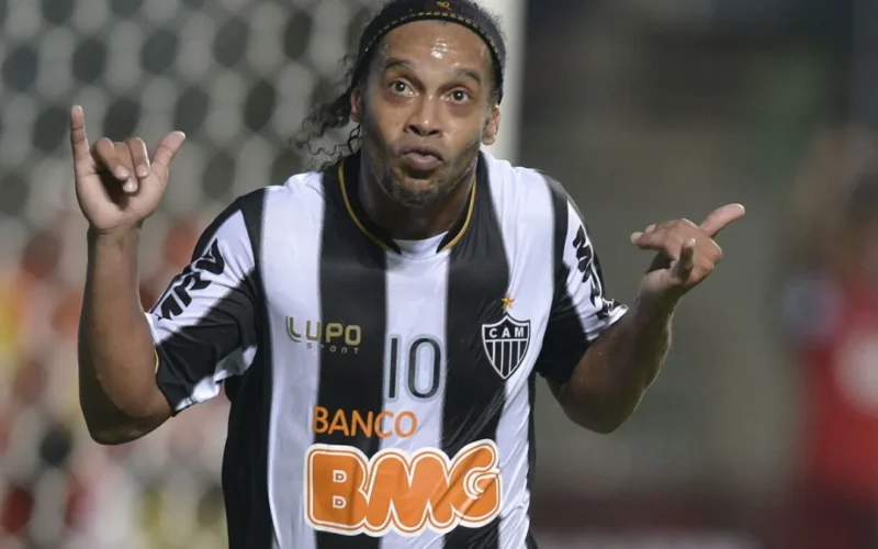 Ronaldinho, 46 anos, volta ao futebol na 3ª divisão italiana