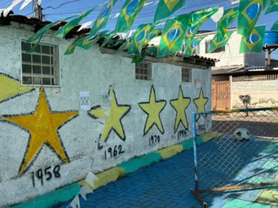 Beco do Cruzeiro vira point de torcida com decoração da Copa