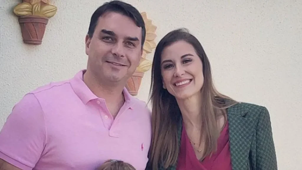 Esposa de Flávio Bolsonaro sai em defesa do senador