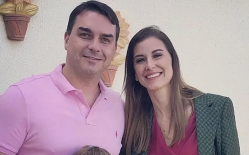 Esposa de Flávio Bolsonaro sai em defesa do senador