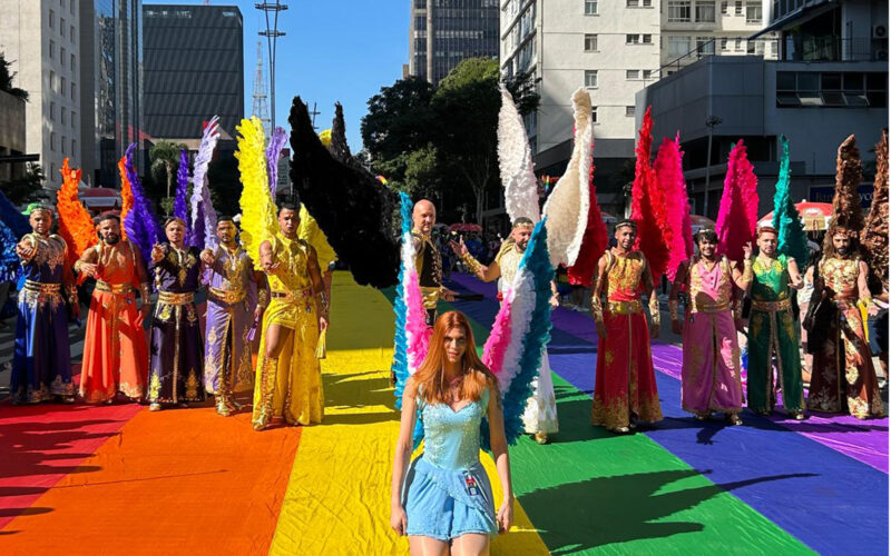 Parada LGBT+ reforça distância da direita e contrasta com Marcha para Jesus