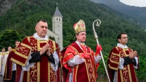 Vaticano excomunga religiosos de grupo ultratradicionalista