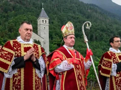 Vaticano excomunga religiosos de grupo ultratradicionalista