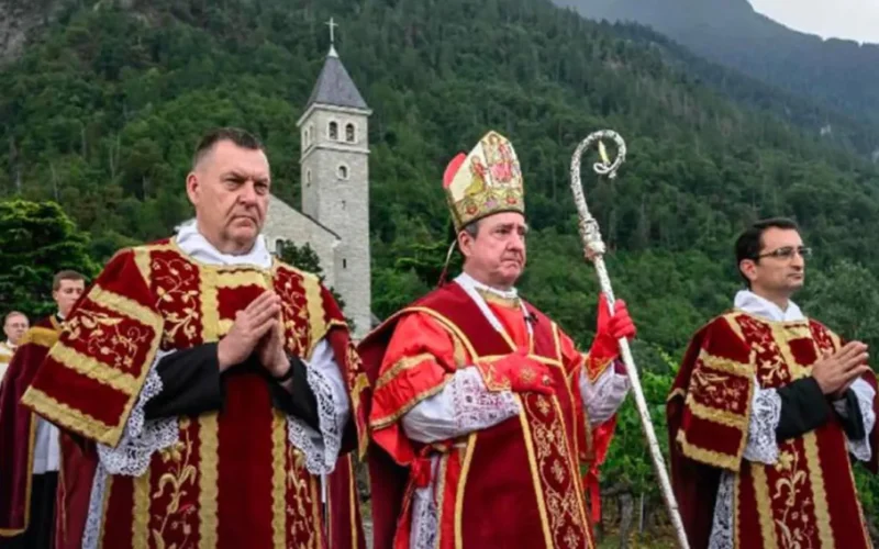 Vaticano excomunga religiosos de grupo ultratradicionalista