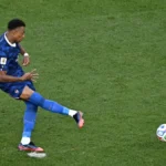 França vence Paraguai com gol de Mbappé e vai às quartas