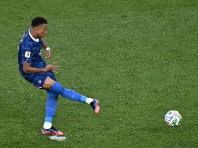 França vence Paraguai com gol de Mbappé e vai às quartas