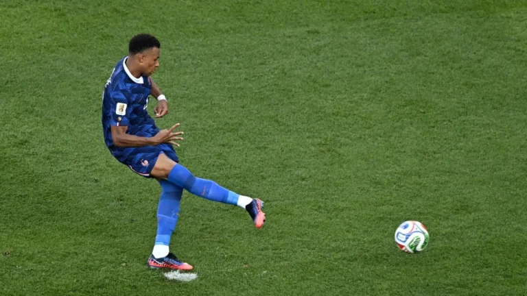 França vence Paraguai com gol de Mbappé e vai às quartas