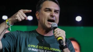 Flávio Bolsonaro diz fazer papel de Lula nos EUA e adia volta por tarifaço