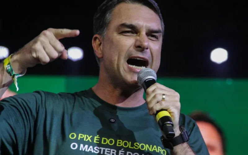 Flávio Bolsonaro diz fazer papel de Lula nos EUA e adia volta por tarifaço