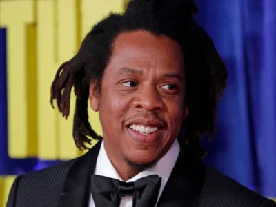 Rihanna sobe ao palco com Jay-Z e brinca: ‘Estou enferrujada’