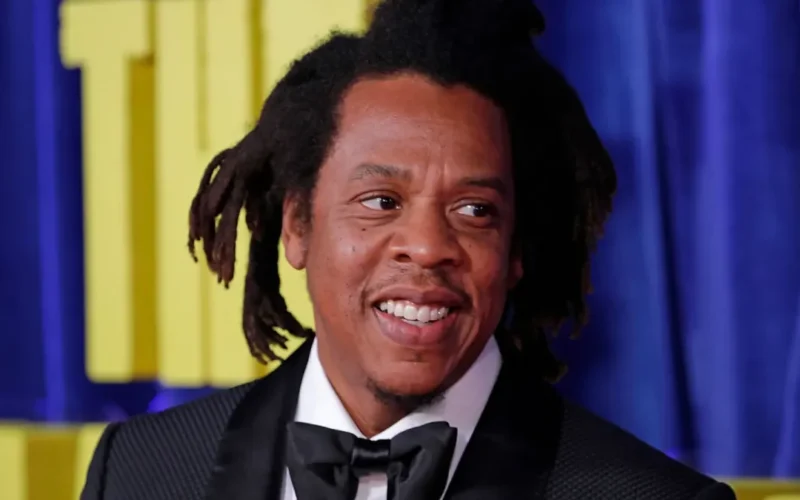 Rihanna sobe ao palco com Jay-Z e brinca: ‘Estou enferrujada’