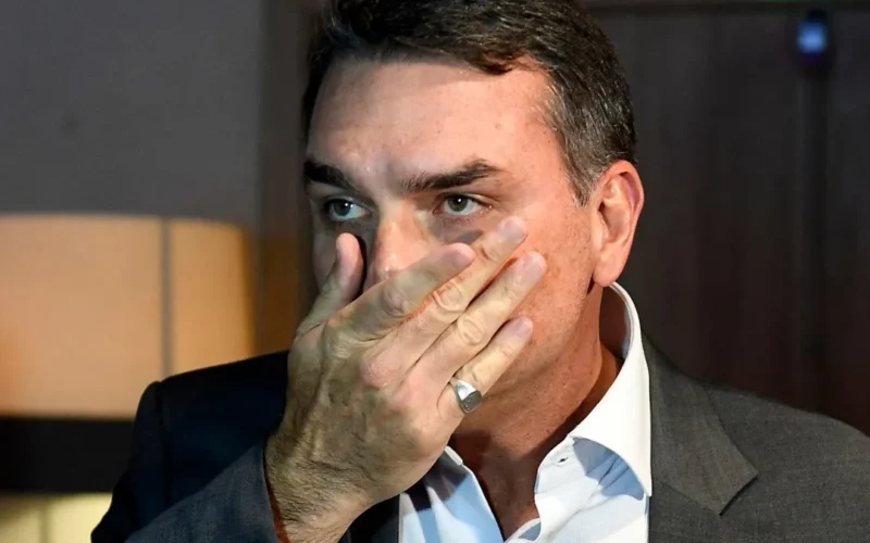 Flávio recorre ao STF e aponta prejuízo eleitoral com veto a visitas