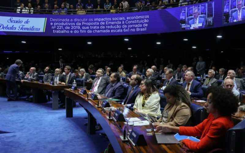 Senado aprova pena maior para crimes contra professores e médicos