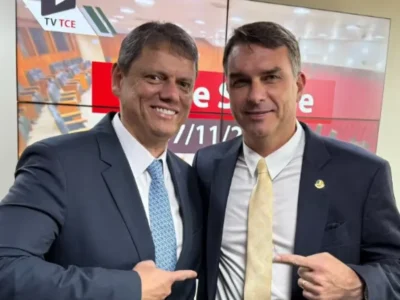 Flávio Bolsonaro transfere QG para SP e se aproxima de Tarcísio