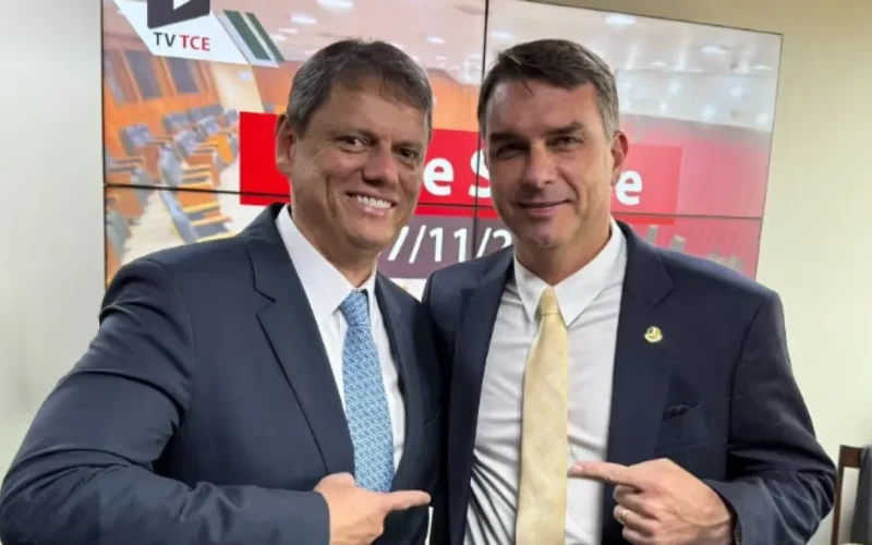 Flávio Bolsonaro transfere QG para SP e se aproxima de Tarcísio