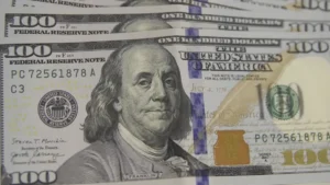Dólar abre estável com IPCA-15 abaixo do esperado e Fed no radar