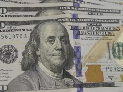 Dólar abre estável com IPCA-15 abaixo do esperado e Fed no radar