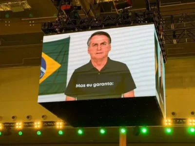 Flávio defende uso de IA com Bolsonaro e nega engano